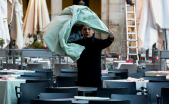 MADRID, 02/02/2023.- Un camarero prepara las mesas de una terraza en el centro de la capital, este jueves. La Seguridad Social ha perdido en enero 215.047 afiliados de media tras el fin de la campaña navideña, mientras que el paro registrado ha repuntado en 70.744 personas en un mes habitualmente malo para el mercado laboral. Según ha informado este jueves el Ministerio de Inclusión, Seguridad Social y Migraciones, la caída de enero es similar a la de otros arranques del año y deja el total en 20.081.224 afiliados, 10.638.367 hombres y 9.442.857 mujeres, 454.063 más que hace un año