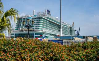 Vistas de un crucero anclado en el puerto de Cádiz