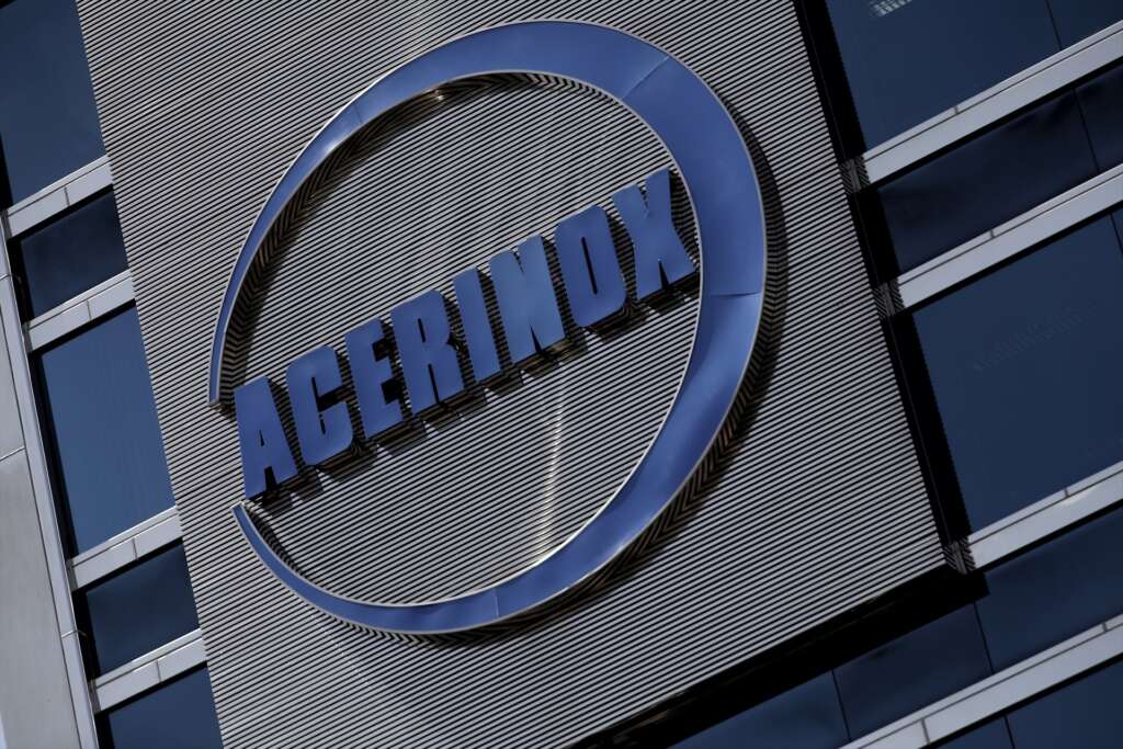 Detalle del logo de Acerinox en el edificio de su sede en Madrid.