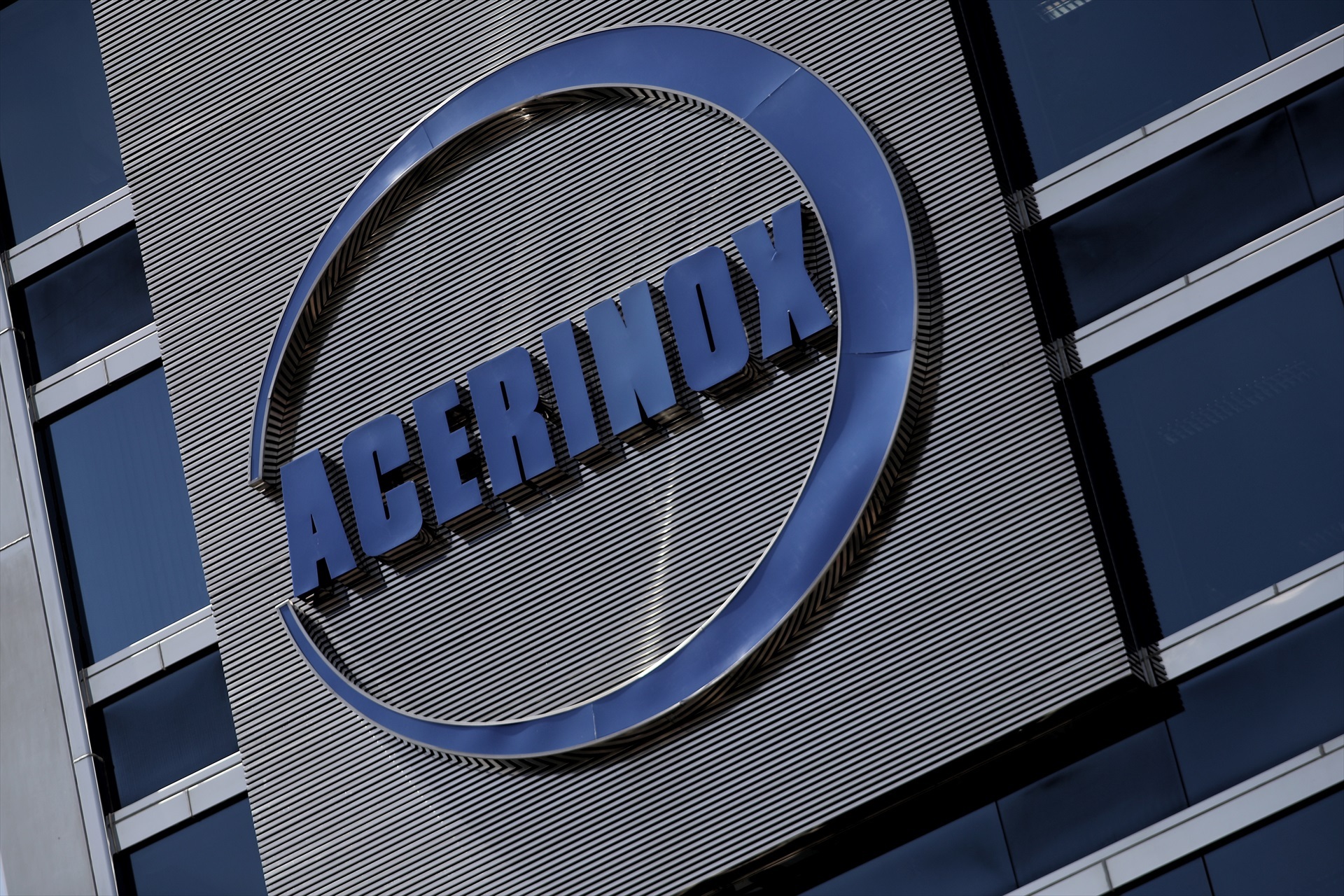 Detalle del logo de Acerinox en el edificio de su sede en Madrid.