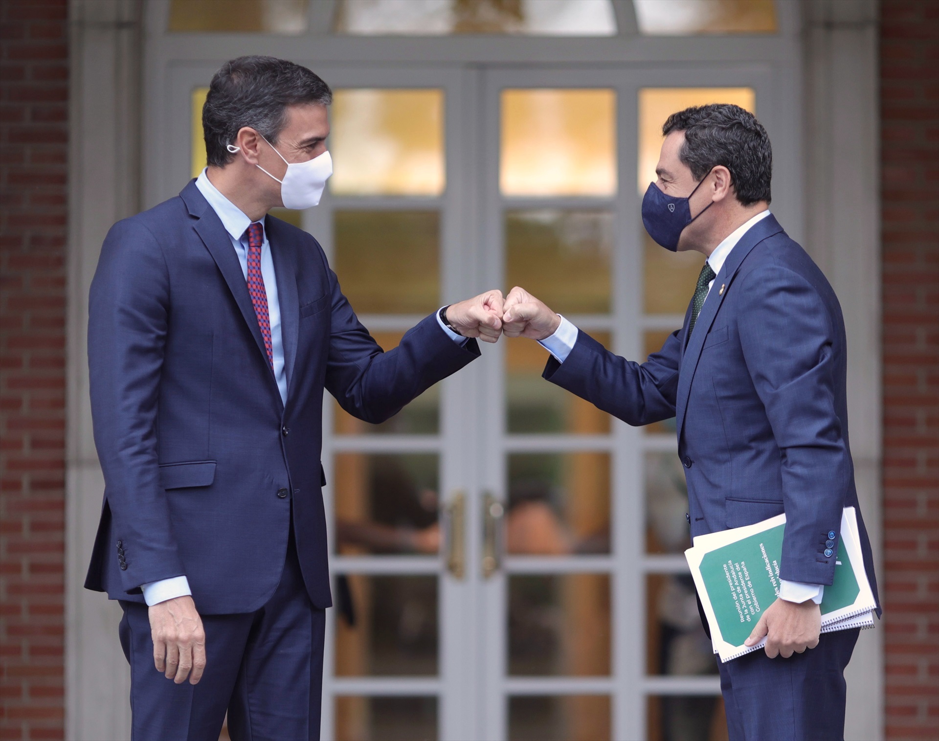 Imagen de la primera vez que el presidente del Gobierno central, Pedro Sánchez, recibió en la Moncloa a Juanma Moreno, presidente de Andalucía, tras su acceso al cargo en 2019.