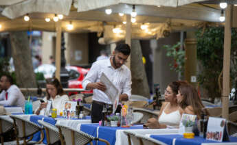 Un camarero atiende a una mesa. Foto: David Zorraquino / Europa Press.