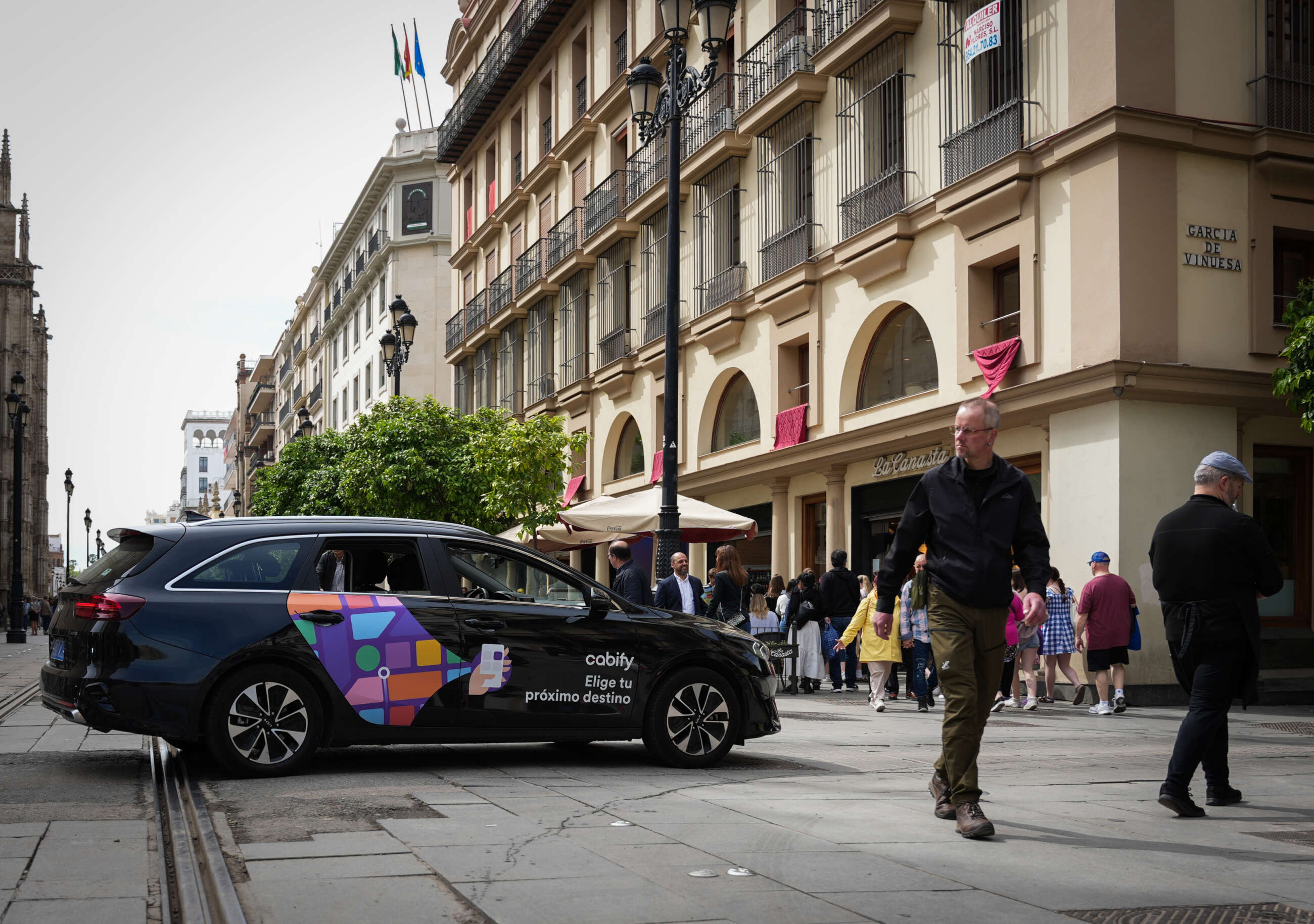 (Foto de ARCHIVO) Un vehículo VTC circula por una calle del centro de Sevilla. A 02 de abril de 2024, en Sevilla (Andalucía, España). María José López / Europa Press 02/4/2024