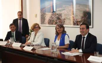El ministro de Asuntos Exteriores, Unión Europea y Cooperación del Gobierno de España, José Manuel Albares, durante una reunión junto a representantes municipales del Campo de Gibraltar en junio.