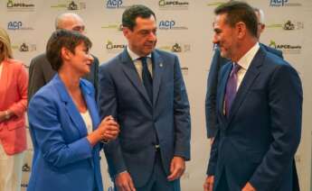 Juan Antonio Gómez-Pintado, presidente de la Asociación de Promotores y Constructores de España, conversa con la ministra de Vivienda y Agenda Urbana, Isabel Rodríguez, en el Congreso Nacional de Vivienda en Málaga.