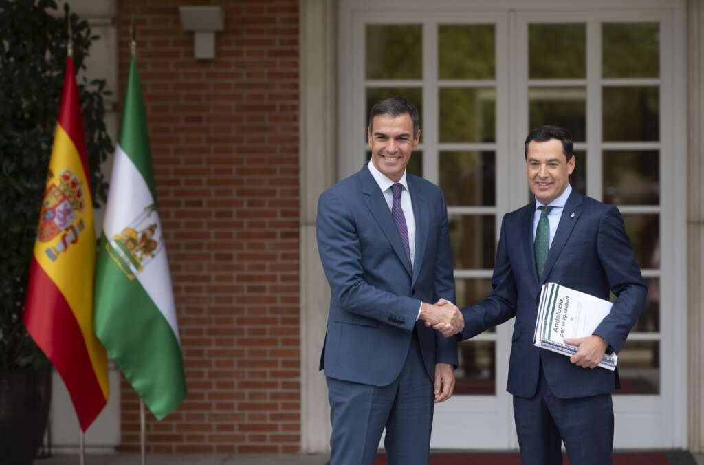 El presidente del Gobierno, Pedro Sánchez, recibe al presidente de la Junta de Andalucía, Juan Manuel Moreno Bonilla, en el Complejo de La Moncloa, a 20 de septiembre de 2024.