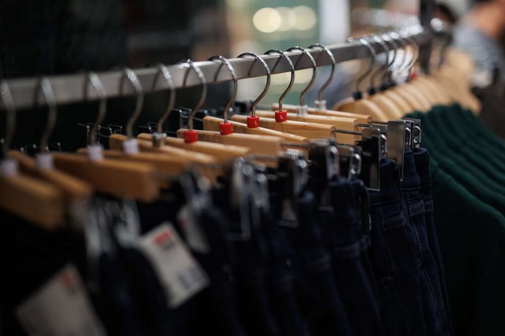 Prendas de ropa perchadas en una tienda en Madrid.