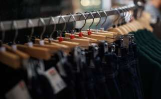 Prendas de ropa perchadas en una tienda en Madrid.