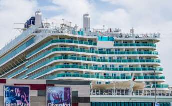 Vistas de un crucero anclado en el puerto de Cádiz, a 27 de abril del 2023.
