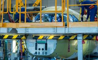 Operarios, en la línea de montaje durante la fabricación de un avión en Sevilla.