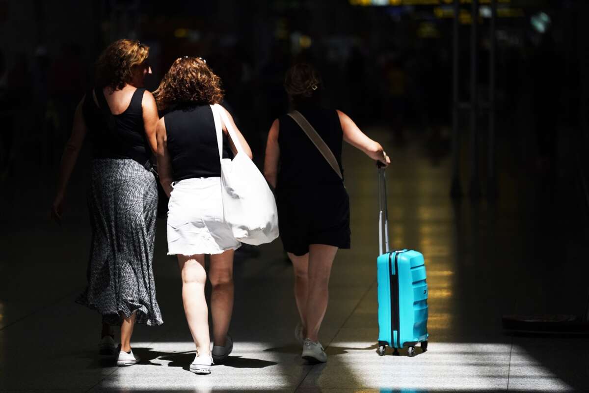 Imágenes de turistas a su llegada al aeropuerto de Málaga.