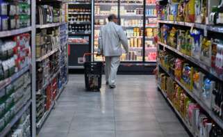 Una persona hace la compra en un supermercado.