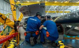 Operarios de Airbus durante la fabricación en la línea de montaje del avión C295, a 12 de marzo de 2024, en Sevilla.