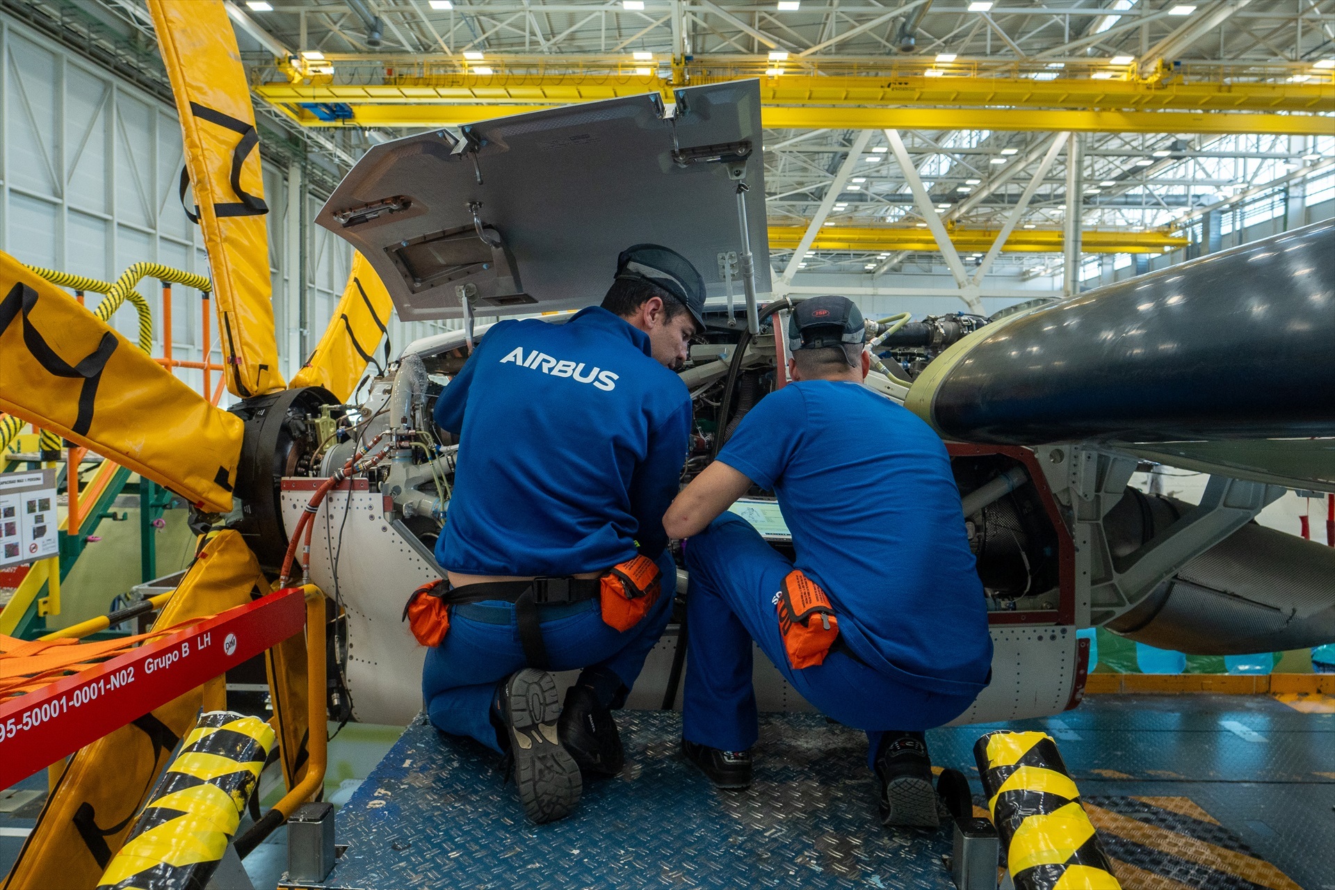 Operarios de Airbus durante la fabricación en la línea de montaje del avión C295, a 12 de marzo de 2024, en Sevilla.