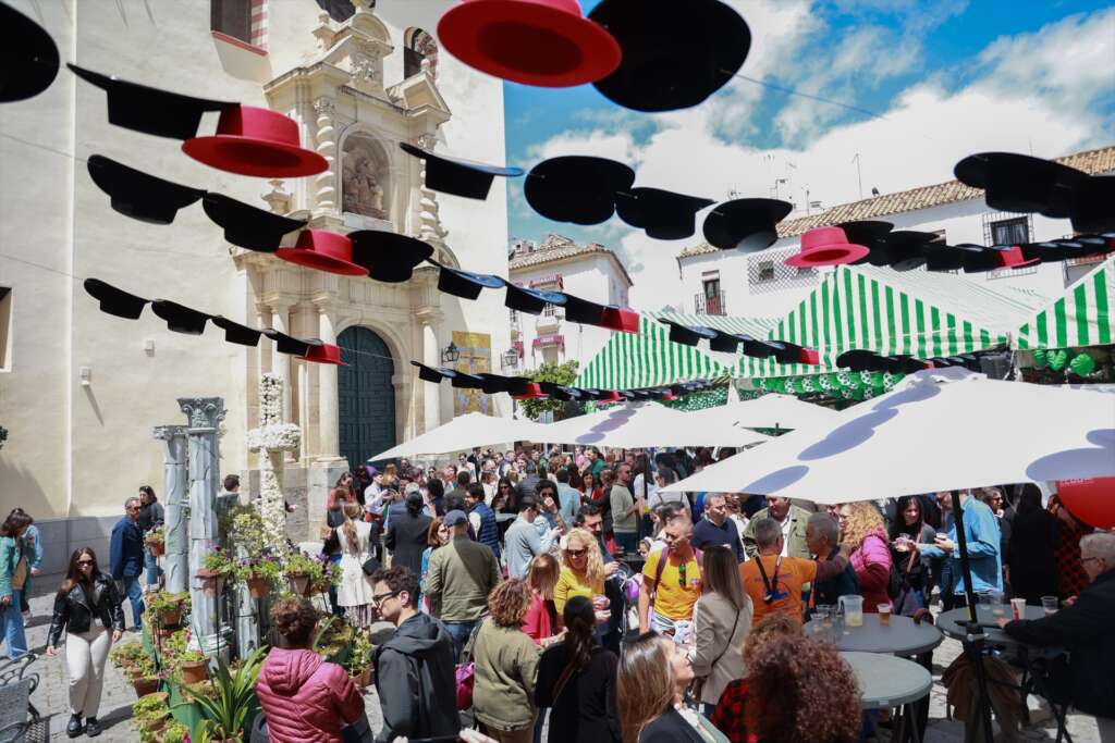 Celebración de una Cruz de mayo en la Plaza de la Trinidad en Córdoba (Andalucía, España).