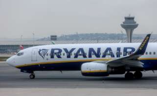 Un avión de la aerolínea Ryanair en el aeropuerto Adolfo Suárez Madrid-Barajas.