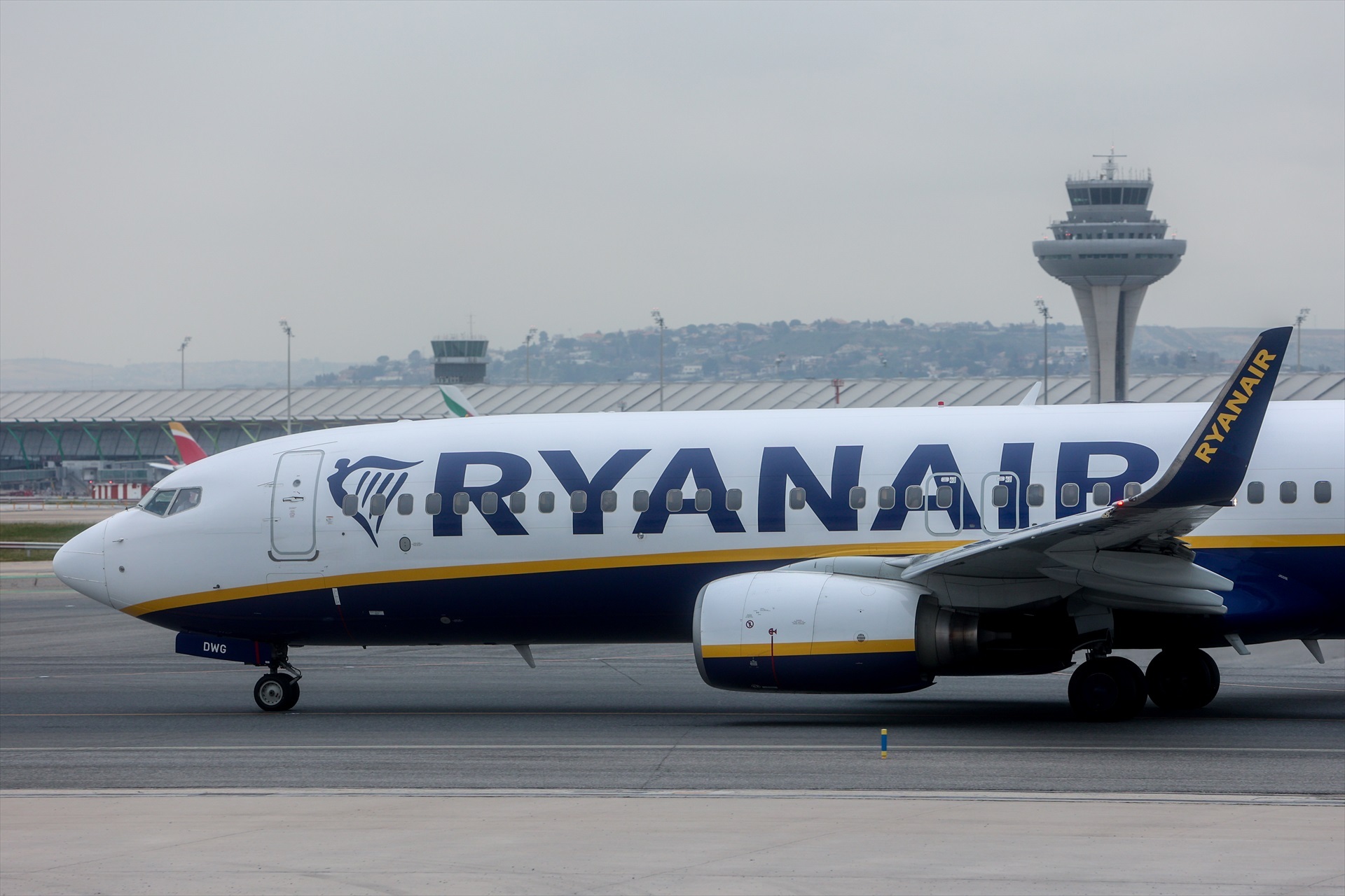 Un avión de la aerolínea Ryanair en el aeropuerto Adolfo Suárez Madrid-Barajas.