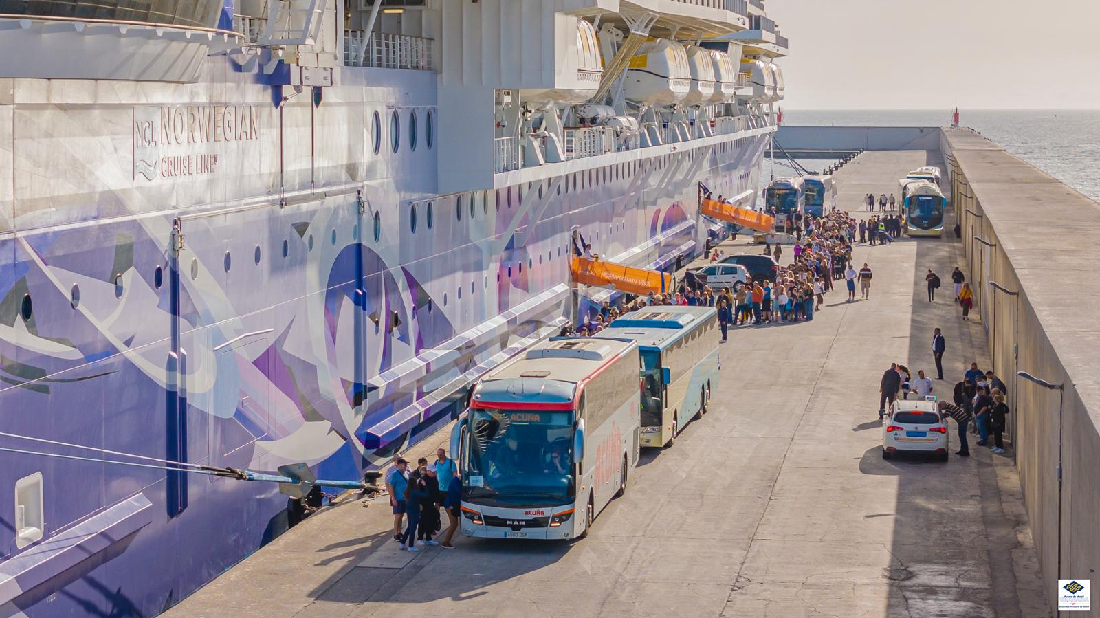 Cruceristas se bajan de un crucero en el Puerto de Motril.