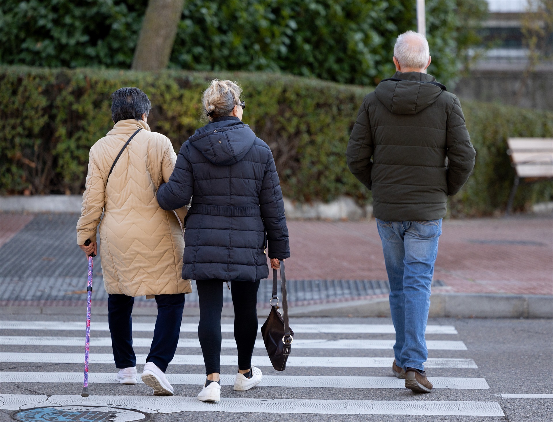 (Foto de ARCHIVO) Varias personas caminan, a 26 de diciembre de 2024, en Madrid (España). La revalorización supondrá un aumento de 600 euros anuales para las pensiones contributivas, y de 500 euros anuales para las pensiones medias. La subida de las pensiones contributivas y de clases pasivas en un 2,8% para 2025, ya confirmada por el Gobierno el pasado noviembre, obedece a la fórmula de revalorización recogida en la Ley de reforma de las pensiones, en la que se tiene en cuenta, como referencia para determinar la subida de estas prestaciones, el IPC interanual promedio de doce meses (de diciembre del año anterior a noviembre del ejercicio en vigor). En 2024, las pensiones contributivas se revalorizaron un 3,8% porque la inflación media fue mayor, mientras que en 2023 lo hicieron en un 8,5%. Eduardo Parra / Europa Press 26 DICIEMBRE 2024;PENSIÓN;IPC;PENSIONES;ANCIANOS;PERSONAS MAYORES;JUBILADOS; 26/12/2024