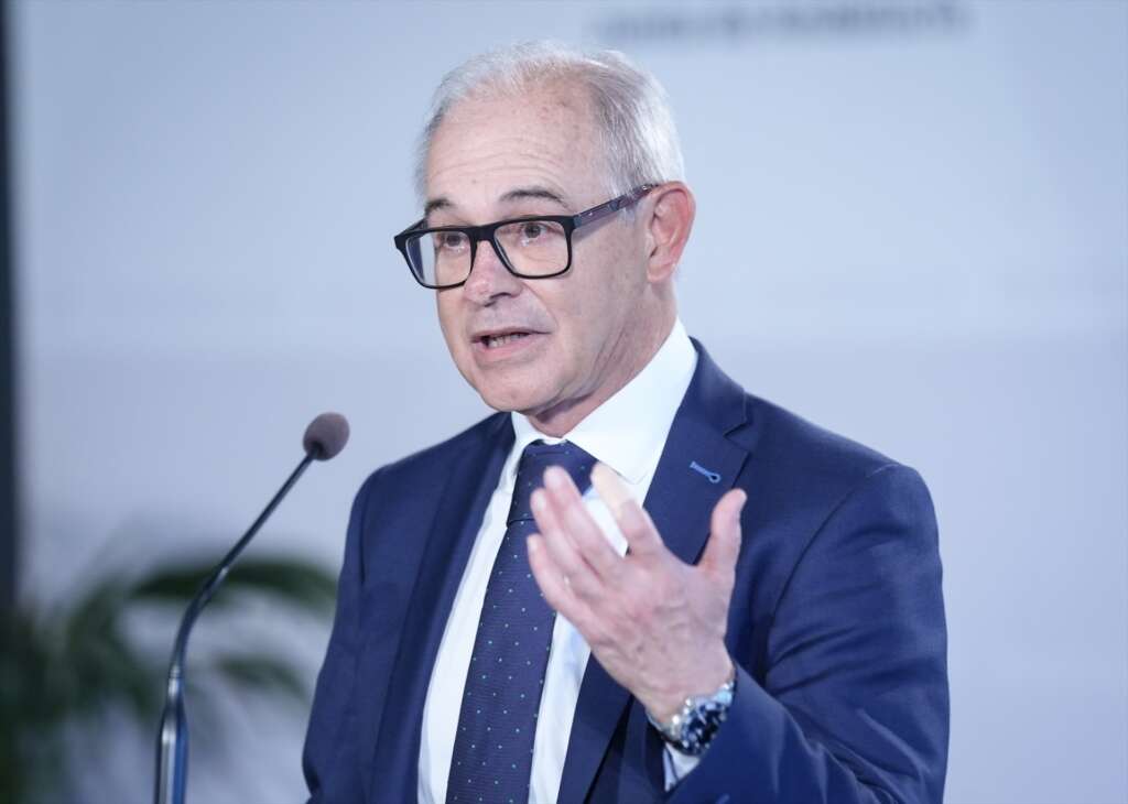 El consejero delegado de Unicaja, Isidro Rubiales, interviene durante la presentación del Proyecto CREA en Sevilla.