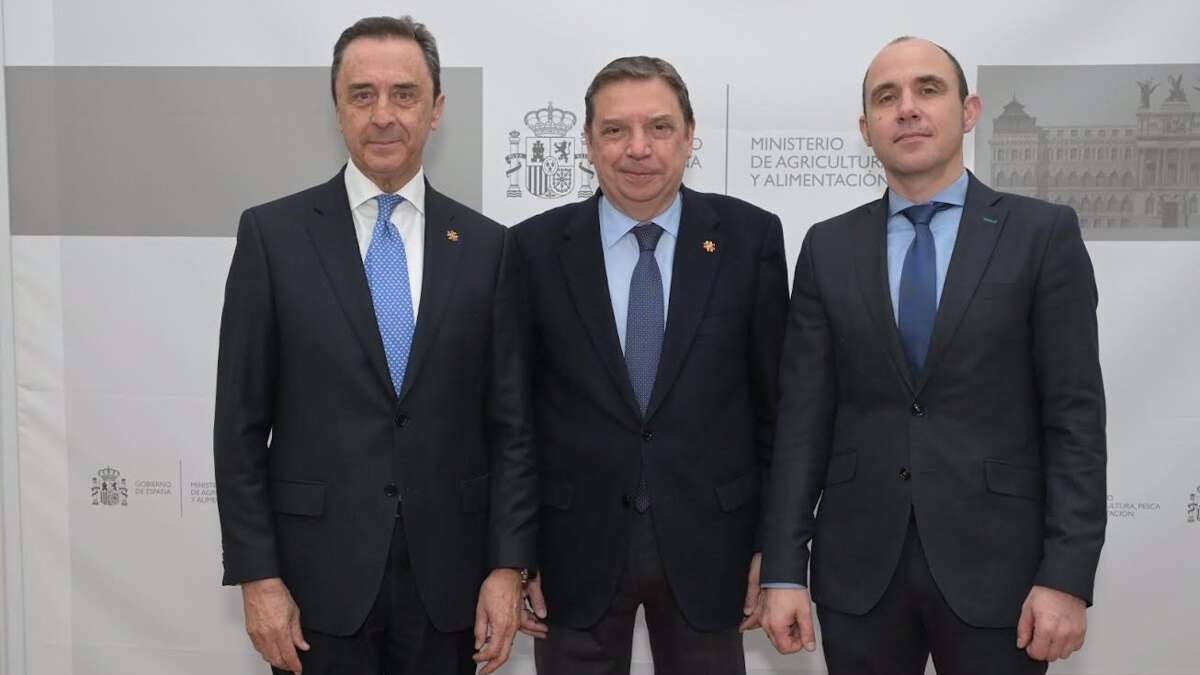 El ministro de Agricultura, Pesca y Alimentación, Luis Planas, junto a directivos de Covap y Central Lechera Asturiana en la presentación del proyecto Horizonte Rural