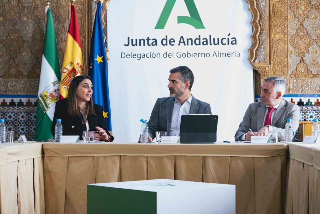 El consejero responsable de pesca andaluz, Ramón Fernández-Pacheco, (c), durante la reunión con sus homólogos de la Región de Murcia y la Comunidad Valenciana, Sara Rubira (i) y Miguel Barrachina (d), durante la reunión. Foto: Bernardo Claros / Europa Press