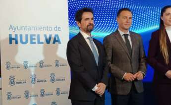 José Manuel Martínez, vicepresidente de tecnología, proyectos y servicios de Moeve, (izquierda) tras su presentación en el encuentro internacional EINTEC 2025 en Huelva.