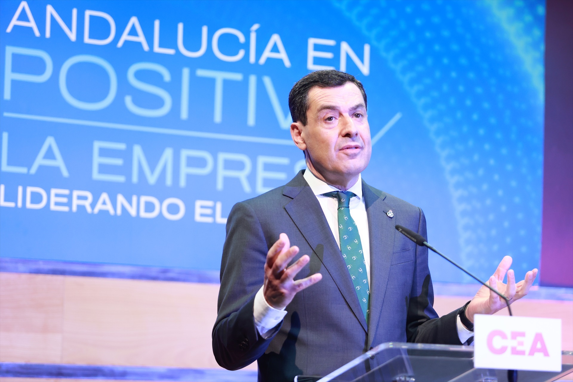 El presidente de la Junta de Andalucía, Juanma Moreno, interviene en la clausura del ciclo de la CEA 'Andalucía en positivo, la empresa liderando el futuro'.