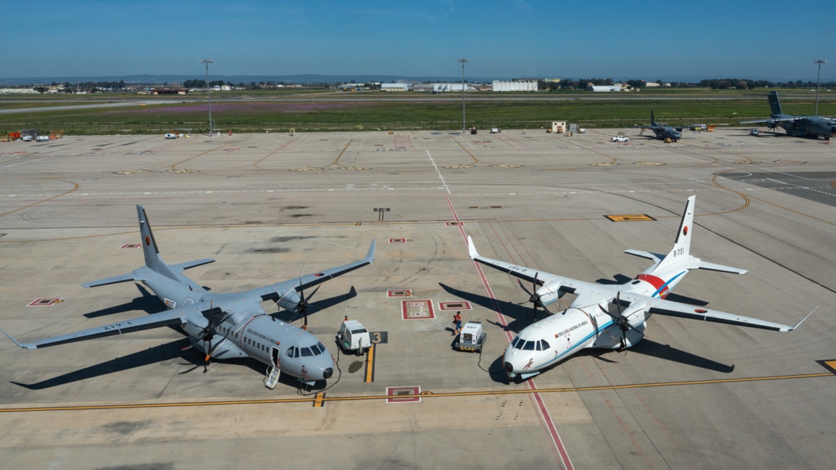 Dos versiones del avión C295 en las pistas a las fueras de la línea de montaje