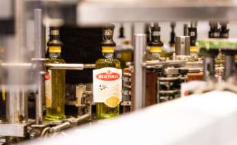 Fabricación de botellas de aceite de oliva de la marca Bertolli.