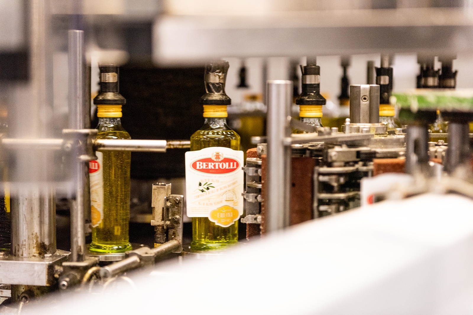 Fabricación de botellas de aceite de oliva de la marca Bertolli.