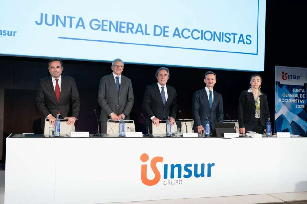 De izquierda a derecha, Francisco Pumar, Esteban Jiménez, Ricardo Pumar, Ricardo Astorga y Montserrat Álvarez, respectivamente director general, vicepresidente, presidente, secretario y notaria de Grupo Insur.