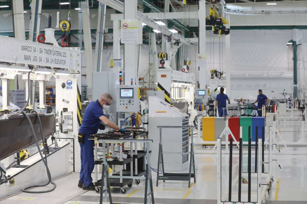 Operario de Airbus trabajando en la nueva línea de producción en El Puerto de Santa María (Cádiz).