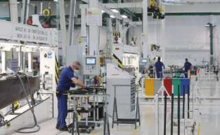 Operario de Airbus trabajando en la nueva línea de producción en El Puerto de Santa María (Cádiz).