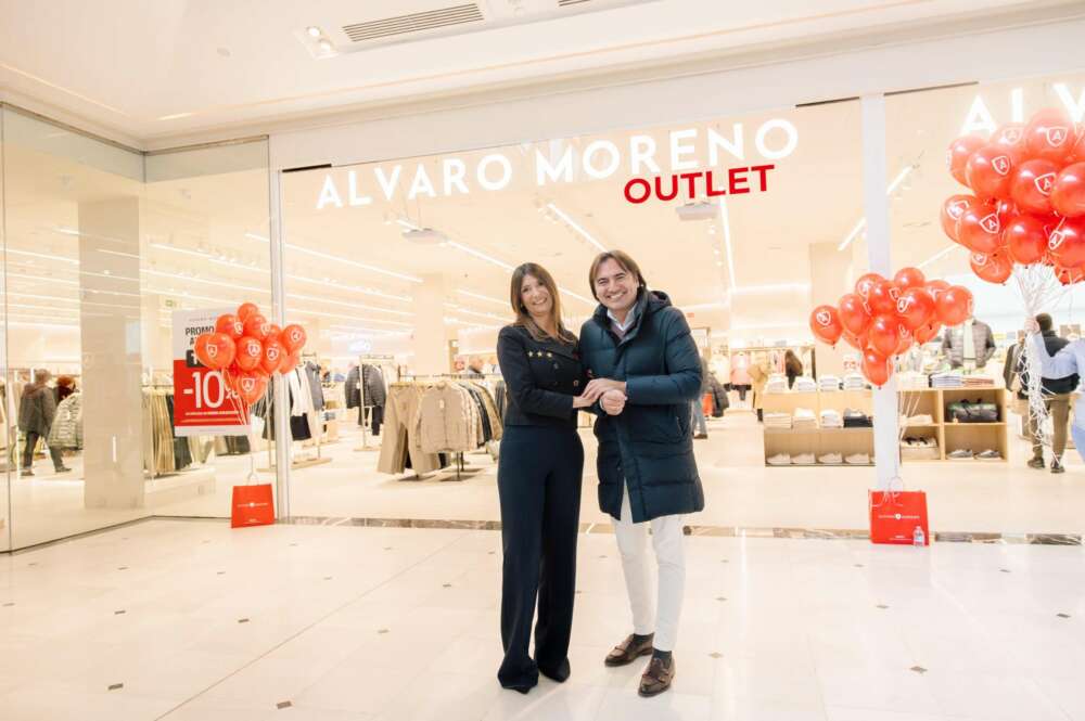 Álvaro Moreno, presidente de la marca con su mismo nombre, junto a Carolina Castro, gerente del centro comercial Vallsur.