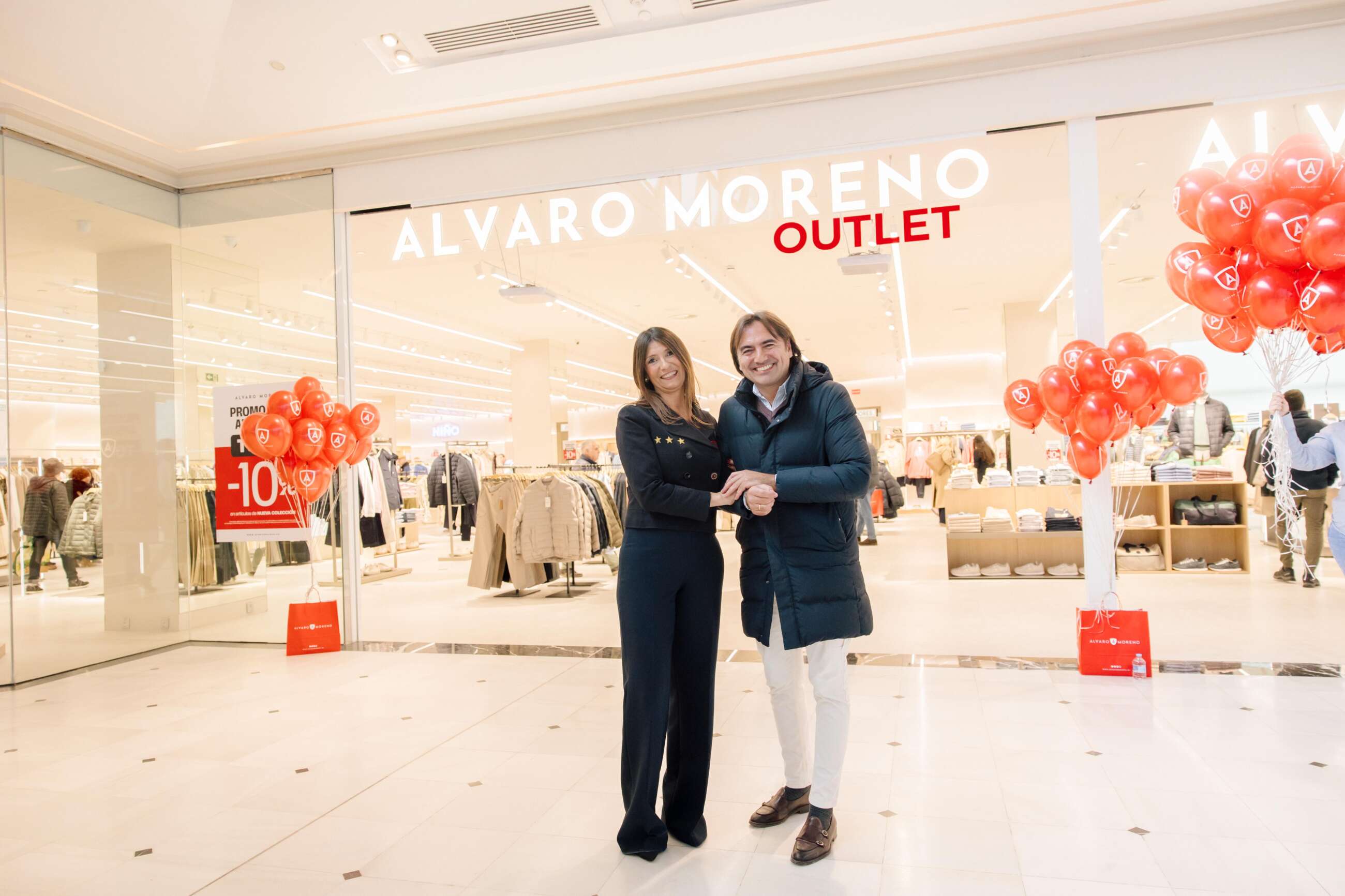 Álvaro Moreno, presidente de la marca con su mismo nombre, junto a Carolina Castro, gerente del centro comercial Vallsur.