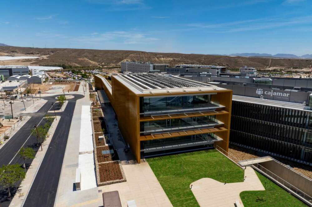 Centro financiero de Cajamar en Almería.