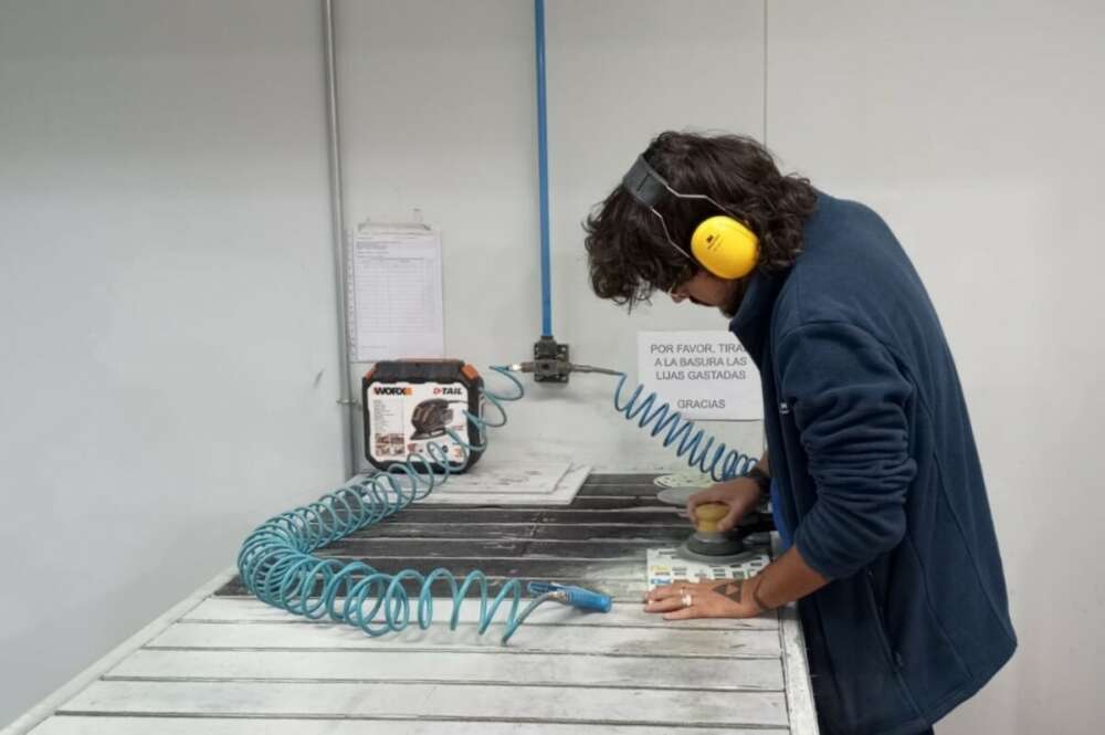 Empleado de Grabysur en su planta de Sevilla.