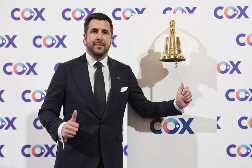 El CEO de Cox, Enrique Riquelme, toca la campana durante la ceremonia de salida a Bolsa de Cox.