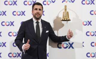 El CEO de Cox, Enrique Riquelme, toca la campana durante la ceremonia de salida a Bolsa de Cox.
