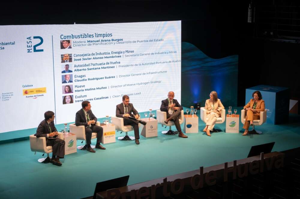 Manuel Arana (Puertos del Estado), Alberto Santana (Puerto de Huelva), José Javier Alonso (Junta de Andalucía), Claudio Rodríguez (Enagás), María Molina (Moeve) e Irene Lores (Exolum).