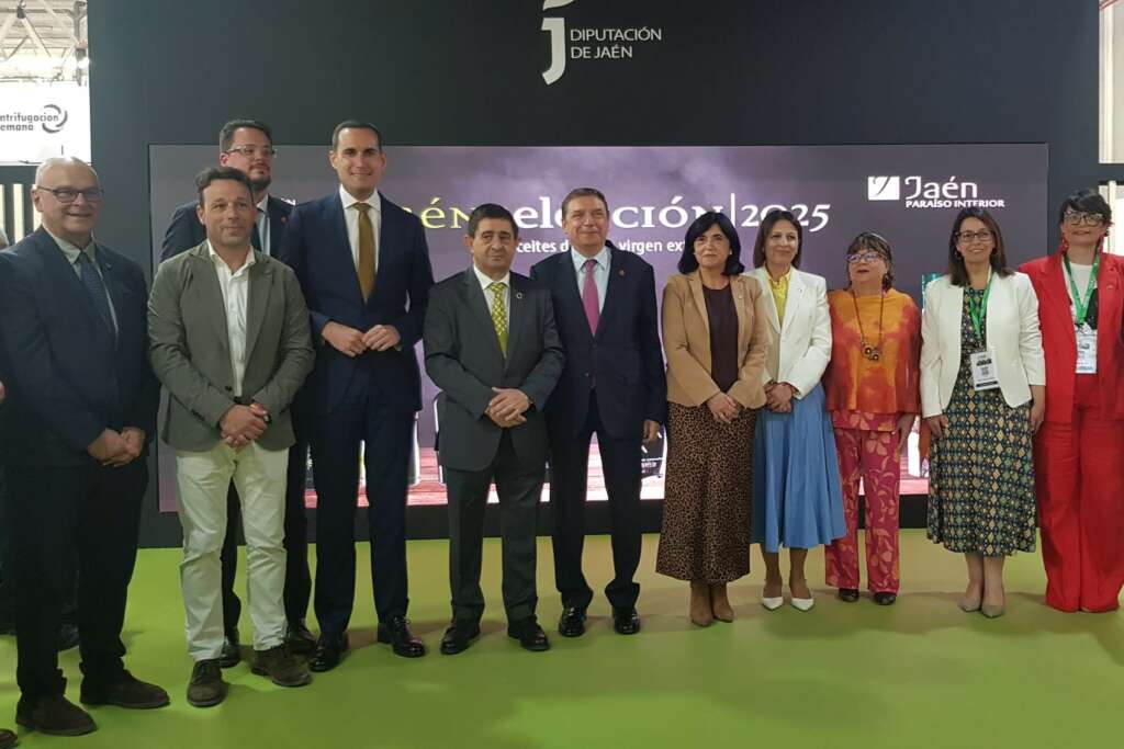 Luis Planas, ministro de Agricultura, Pesca y Alimentación, en el centro, junto a Francisco Reyes, presidente de la Diputación de Jaén, y otros responsables del organismo, en Expoliva.
