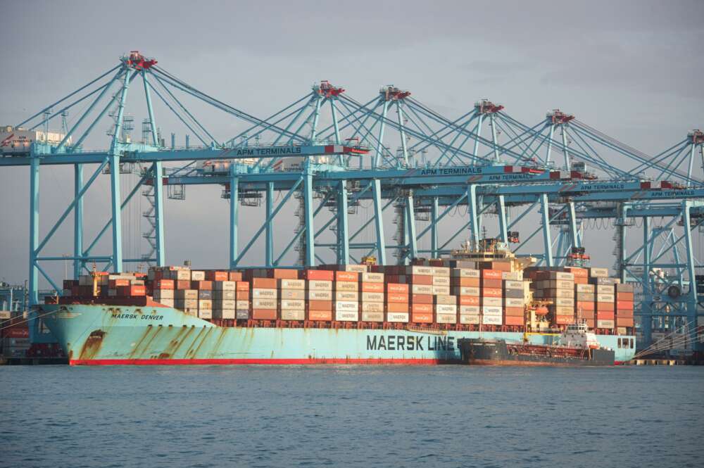 Buques de Maersk llegan al puerto de Algeciras, provenientes del canal de Suez.