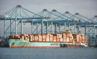 Buques de Maersk llegan al puerto de Algeciras, provenientes del canal de Suez.