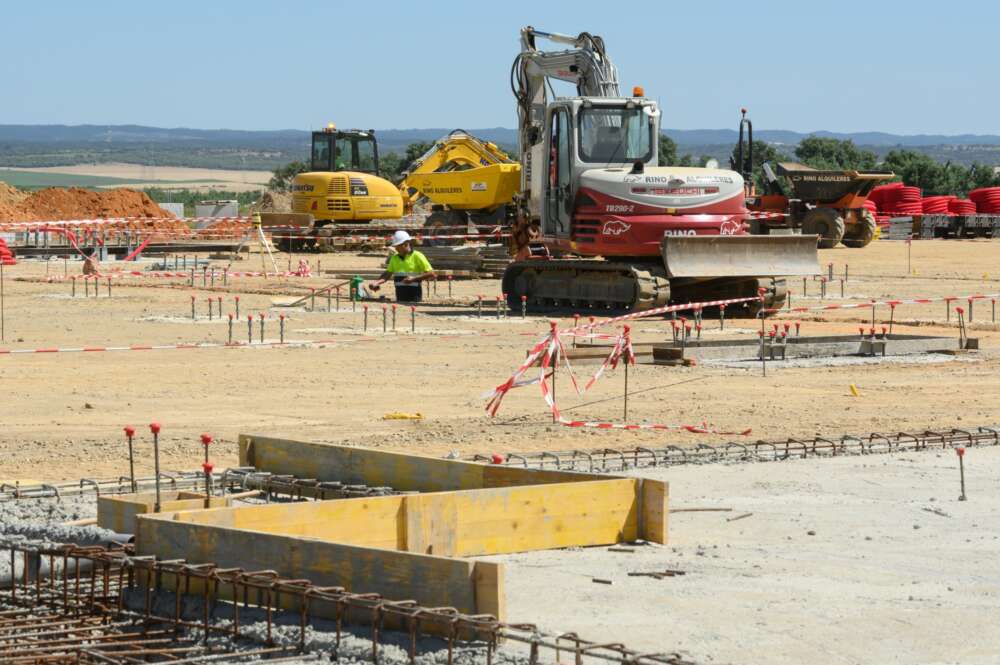 Obras de electrificación de la futura línea de alta velocidad entre Huelva y Sevilla.