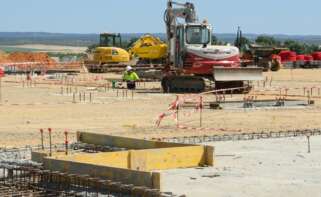 Obras de electrificación de la futura línea de alta velocidad entre Huelva y Sevilla.