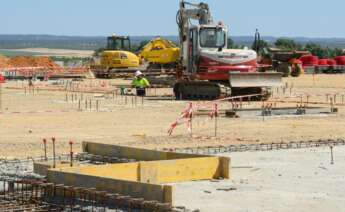 Obras de electrificación de la futura línea de alta velocidad entre Huelva y Sevilla.