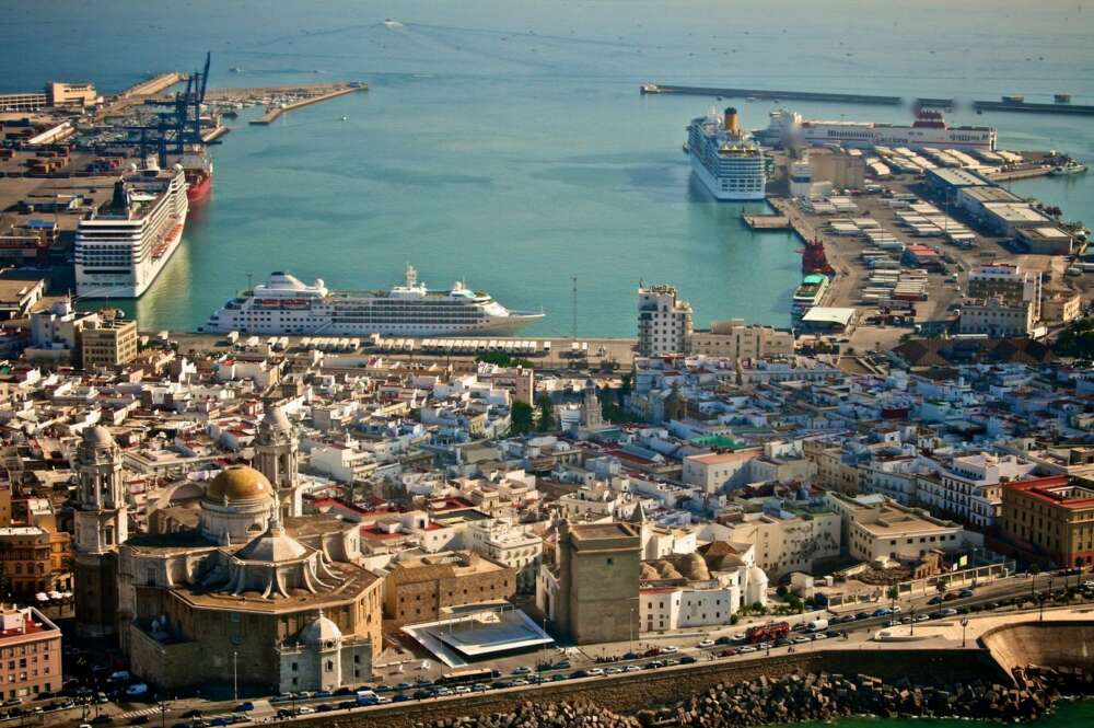 Vista aérea del puerto de Cádiz y parte de la capital de provincia.