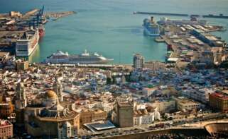 Vista aérea del puerto de Cádiz y parte de la capital de provincia.