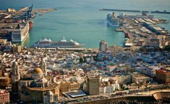 Vista aérea del puerto de Cádiz y parte de la capital de provincia.